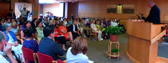 El congresista Joseph Crowley dirigiéndose a los presentes. 