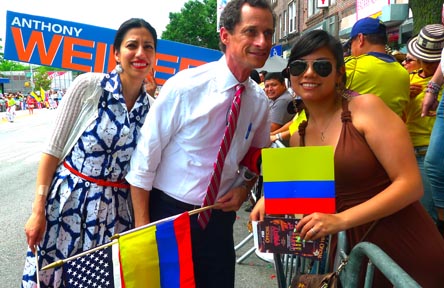 El candidato Anthony Weiner, al frente en las encuestas y al lado de su esposa.