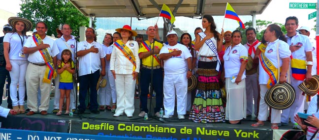 Los directivos y delegados del Desfile Colombiano de Nueva York en la tarima al final del recorrido. 