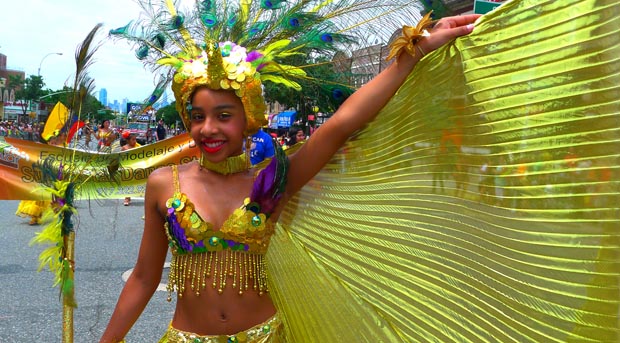 Traje de fantasía para celebrar la Independencia de Colombia durante el Desfiele Colombiano de Nueva York. Fotos Javier Castaño