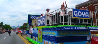 La carroza de Goya Foods y más atrás la de Coca Cola.