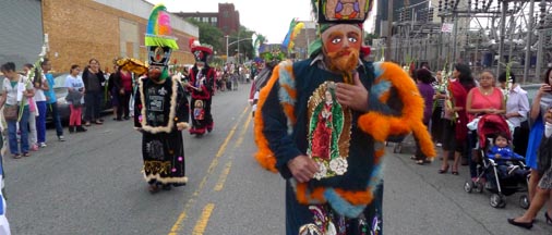 Comparsa Guadalupana de Chinelos New York en la procesión por Santiago Apostol.
