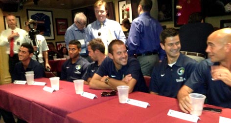 Jugadores del New York Cosmos en rueda de prensa en Manhattan. 