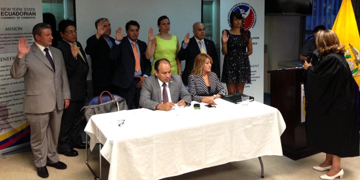La jueza Carmen Velásquez, a la derecha, tomando juramento a la junta directiva de la Cámara de Comercio Ecuatoriana del Estado de Nueva York. 