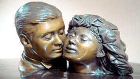 Escultura El Beso de Enrique Grau, quien también vivió en Nueva York. 