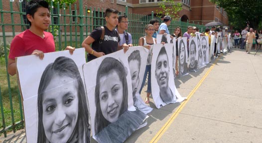 Los inmigrantes exhibiendo fotos y reclamando la aprobación de la reforma de inmigración frente al Centro Judío de Jackson Heights. 