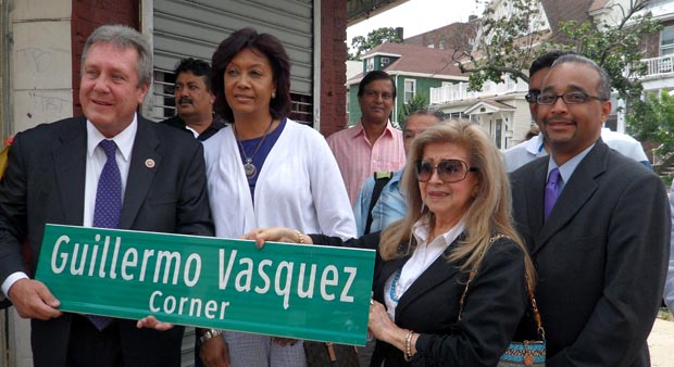 El concejal Daniel Dromm y Nayibe Núñez-Berger del Centro Cultural Latinoamericano de Queens, sostienen el nuevo letrero al lado del senador José Peralta.  Foto Ana Luisa Castaño