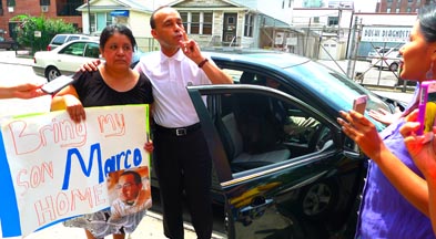 El congresista Gutiérrez abrazando a una madre y callando a una 'soñadora' por "actuar de mala fe".