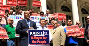 El ex policía Anthony Miranda hablando en las escalinatas de la Alcaldía de NY para apoyar la candidatura deJohn Liu. 