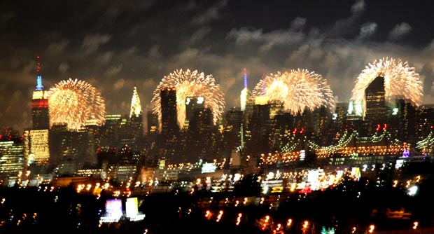 Esta es la imágen de los juegos artificiales de Macy's que se aprecia cada año desde Queens.