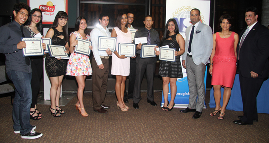 Más estudiantes becados y miembros de la NSA. 