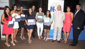 Algunos de los becados al lado de los directivos de la NSA.  Fotos Vincent Villafañe (347) 385-4501