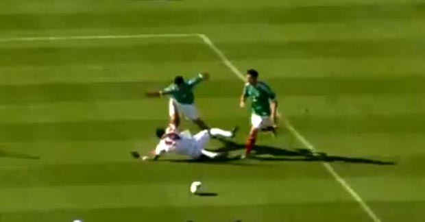 El primer gol de Panamá, a los 6 minutos de comenzar el partido, fue bedido a una falta de la defensa mexicana. 