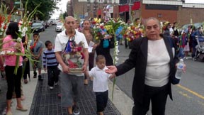 Patricia Hernández al frente de la procesió por Santiago Apostol. Fotos Javier Castaño