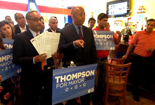 El Senador Peralta mostrando multas que han recibido los comerciantes del área "sin justificación", en conferencia de prensa para apoyar la candidatura de Bill Thompson a la Alcaldía de Nueva York.