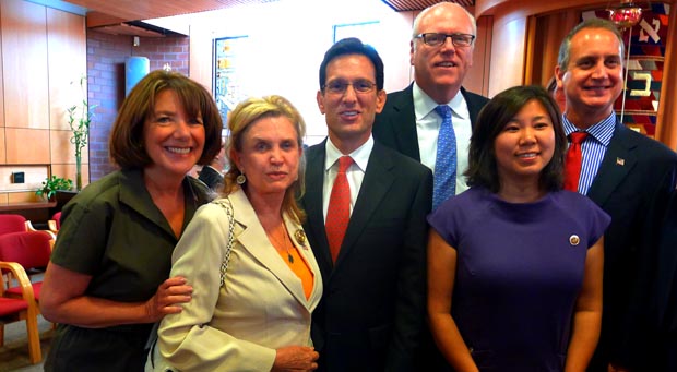 Desde la izquierda, Liz McCloskey, de, los congresistas Carolyne Maloney, Eric Cantor, Joseph Crowley, Grace Meng y Mario Díaz-Balart. Fotos Javier Castaño