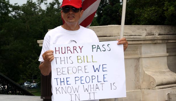 Este letrero en Washington dice: Pasen rápido la Reforma antes de que la gente sepa de qué se trata".  Fotos Percy Luján.