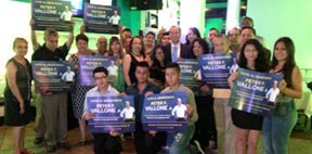 Grupo de latinos que acudieron a Sabor Latino a apoyar a Peter Vallone.
