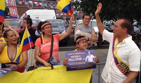 Peter Vallone en el Desfile Colombiano en Northern Boulevard.