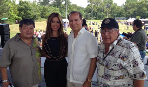 Peter Vallone con los ecuatorianos en el Parque Flushing.