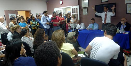 En Voces Latinas, los candidatos a la alcaldía, desde la izquierda, Rodolfo Carrión, John Liu, Anthony Weiner y Sal Salbanese. 