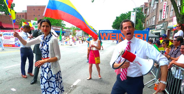 Anthony Weiner y su esposa en el Desfile Colombiano de Nueva York el domingo pasado. Foto Javier Castaño