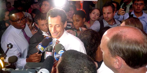 El candidato a la alcaldía de Nueva York, Anthony Weiner, asediado por la prensa.  Fotos Javier Castaño