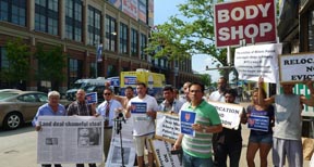 Los mecánicos latinos de Willets Point protestando por el eminente desalojo. Foto Javier Castaño