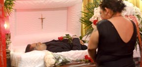 El cuerpo de Isaac Martínez en la Funeraria Rivera de Corona. Fotos Isaacc García