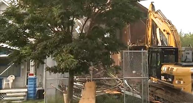 La casa de Ariel Castro cuando estaba siendo demolida y en la cual abusó sexualmente de tres mujeres durante 10 años. 