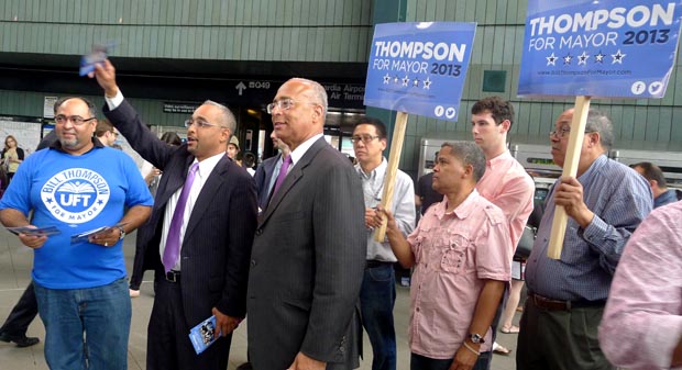 Bill Thompson, candidato a la alcaldía de Nueva York, al centro, en compañía del senador José Peralta y de admiradores. Fotos javier Castaño