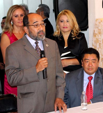 Martin Pérez, presidente de LLANJ aparece junto a su fundador Jaime Lucero. Detrás Flor Díaz, agregada cultural de la embajada de Perú en Washington y Heidi Castrillón, presidente de Biz Comercio Internacional