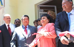 De izq. a der. Juan Carlos Lastiri Quiroz, subsecretario gubernamental, Jaime Lucero, fundador, la actriz Carmen Salinas y Julio Lucero, director de asuntos migratorios de Casa Puebla México al momento de cortar la cinta inaugurando la nueva sede en ciudad de México.