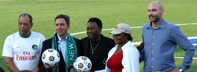 Carlos Alberto, de camiseta blanca, y Pelé, al centro, en la cancha del estadio de Hofstra University en Long Island. Fotos Javier Castaño
