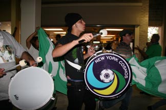 Aficionados en el estadio antes del partido entre Cosmos y Strikers.