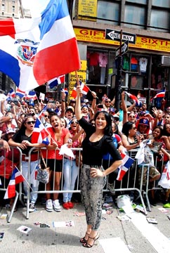 Celinés Toribio saludando a su compatriotas en la Sexta avenida de Manhattan. 
