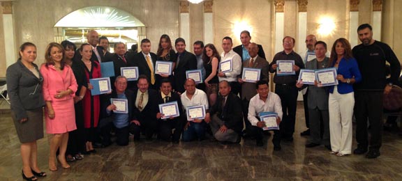 Los representantes de la prensa latina que fueron homenajeados por el Desfile de la Hispanidad.