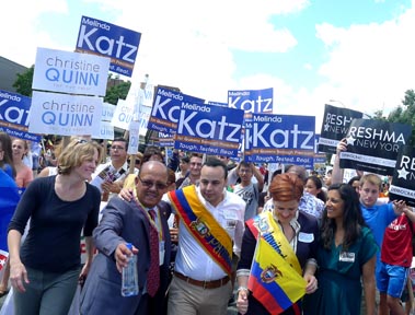 El asambleísta Francisco Moya, al centro, de camisa blanca, con Oswaldo Guzmán, Christine Quinn, y Melinda Katz. 