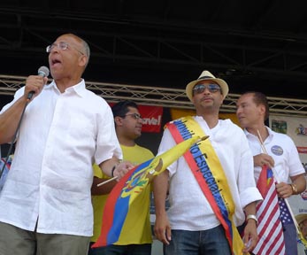 El senador José Peralta impulsando las campañas de Bill Thomson y Peter Vallone.
