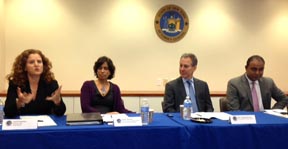 Desde la izquierda, Terri Gerstein, Karla Sánchez, el fiscal Schneiderman y Fernando Aquino. Fotos Javier Castaño