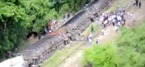 El tren que cruza la frontera y es conocido como La Bestia se descarriló una vez más. 