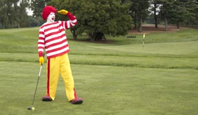 McDonald jugando golf. Fotos Robert Figueroa