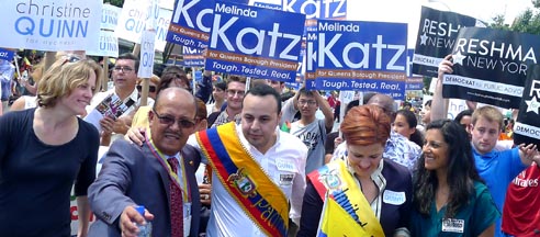 El asambleísta Francisco Moya  haciendo su trabajo de peón: empujar la agenda oficial del Partido Demócrata. 