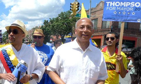 El candidato a la alcaldía de Nueva York, Bill Thompson, a la derecha y con el apoyo del senador José Peralta.