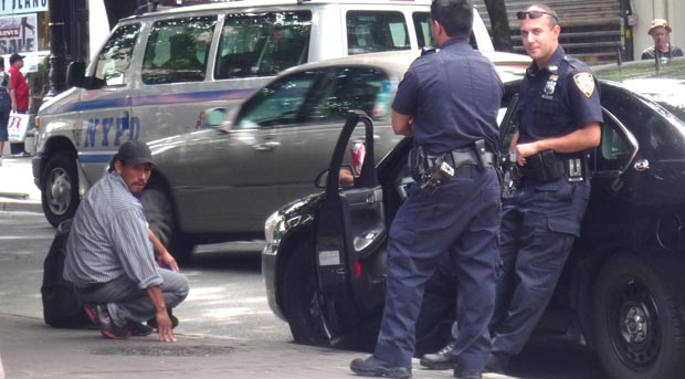 La práctica de parar y requisar a la gente es "inconstitucional". Foto Javier Castaño