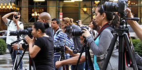 Estudiantes de Project Luz en salida fotogr'afia por la ciudad.