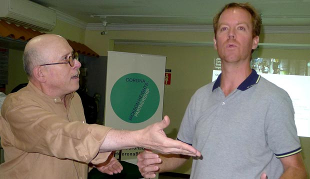 A la izquierda, Arturo Iganacio Sánchez, profesor y columnista de QueensLatino, y Seth Taylor, director ejecutivo del BID de la calle 82 y encargado de la expansión en la Roosevelt Avenue, cuando discutían en El Paraiso de Corona.