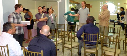 Al centro, Freddy Castiblanco de Terraza 7 y Rubén Peña, de corbata, fundador de Corona Can y auspiciador del encuentro en El Paraíso. 