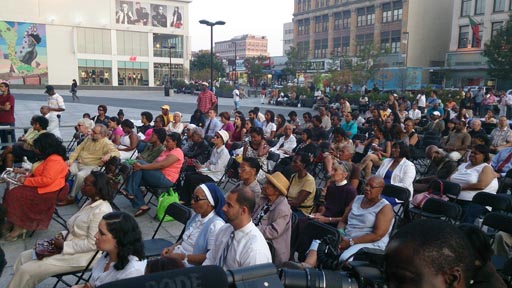 La multitud escuchado al fiscal estatal Eric Schneiderman.