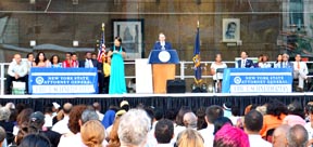 El fiscal Shcneiderman hablando en Harlem. 